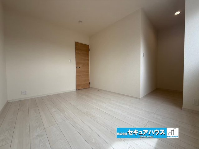 【今からご案内可能】豊明市大久伝町中 全7棟 2号棟 (月々70,000円台～)の洋室|■約6帖の洋室
家族一人ひとりのプライベートな空間。趣味に合わせて使って頂けるようシンプルに仕上げてあります。暮らし心地を大きく左右する収納を、適材適所に配置し使い勝手を考慮しました。