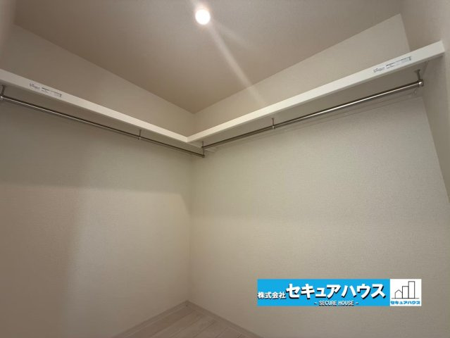 【今からご案内可能】豊明市大久伝町中 全7棟 2号棟 (月々70,000円台～)の収納|■ウォークインクローゼット
お洋服はもちろん棚部分に荷物収納も沢山できます◎
ライトがついているため暗くて荷物がどこにあるかわからないという心配も不要です♪