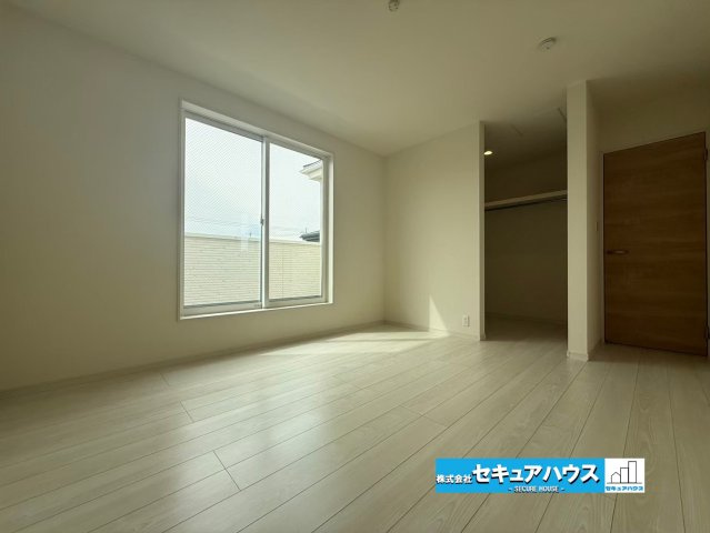 【今からご案内可能】豊明市大久伝町中 全7棟 2号棟 (月々70,000円台～)の洋室|■約7.5帖の洋室
大きな窓からは快適な光を取り入れ、通気性能を上げる事で居心地の良い空間を演出します。
ウォークインクローゼット付きのお部屋となっており収納スペース沢山です♪