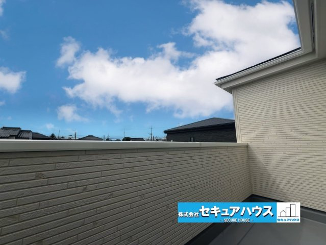 【今からご案内可能】豊明市大久伝町中 全7棟 2号棟 (月々70,000円台～)のバルコニー|■バルコニー
多目的に使えるバルコニーを完備！洗濯物や布団を干すことができます。南向きに設置されたバルコニーは、お部屋にも爽やかな風と暖かな陽差しが差し込み、毎日の暮らしを豊かに彩ります。