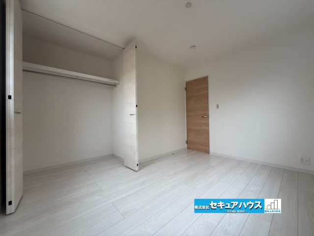【今からご案内可能】豊明市大久伝町中 全7棟 2号棟 (月々70,000円台～)の洋室|■約6帖の洋室
クローゼット付きのお部屋です♪お部屋のレイアウトが白基調のお部屋の為アレンジしやすいのも魅力の1つです。