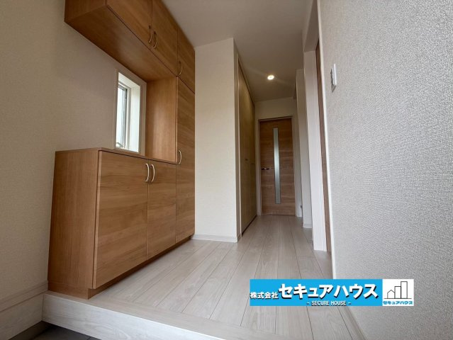 【今からご案内可能】豊明市大久伝町中 全7棟 2号棟 (月々70,000円台～)の玄関|■玄関
お家に出会う人々を迎える玄関だからこそ、広々清潔感あふれる空間にしたいものです。採光・通風にも配慮された設計で毎日明るい空間をキープします♪