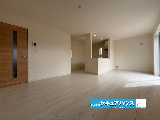 【今からご案内可能】豊明市大久伝町中 全7棟 2号棟 (月々70,000円台～)の居間・リビング|■約16帖のLDK　
通学から帰宅し、リビングルームで会話を楽しむ子ども達。リビングから臨む景色は太陽色に染まり、解放感溢れゆったりとしたひと時を過ごすことが出来る素敵な空間です