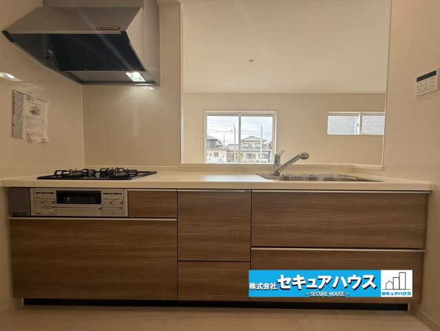 【今からご案内可能】豊明市大久伝町中 全7棟 2号棟 (月々70,000円台～)のキッチン|■キッチンスペース
ご家族みんなで調理ができる位のスペースを実現したキッチン空間となっております。みんなで作った料理を召し上がりながらの会話は、どのような物になるのでしょうか。　