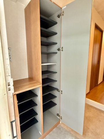 御影プライムハイツの収納|玄関の靴箱です。
内部の仕切りは高さを自由に調整できます。