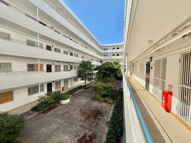 御影プライムハイツのその他共用部分|2階廊下から中庭を撮影