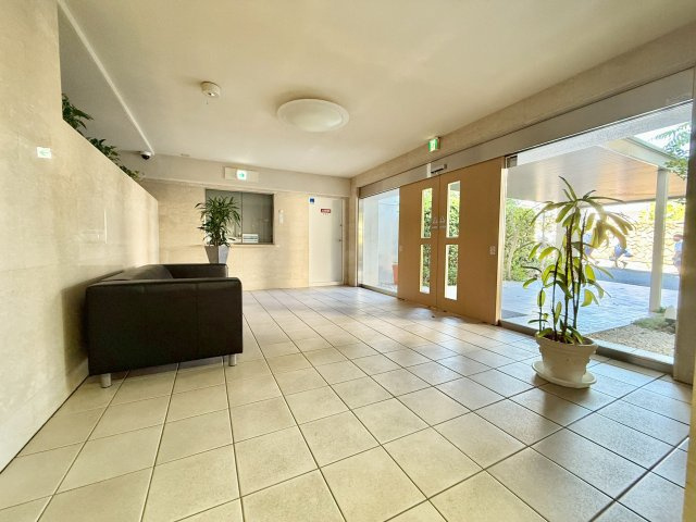 御影プライムハイツのロビー|清掃が行き届いたエントランスロビー。
ロビー横に管理人室があります。
待ち時間等に使えるソファもございます。
