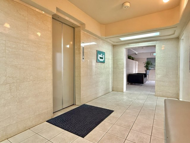 御影プライムハイツのその他共用部分|1階エレベーターホール
待ち時間に椅子をお使いいただけます。