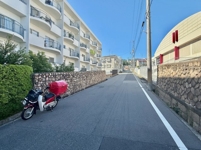 御影プライムハイツのその他|東側前面道路
道幅がありますが交通量は少なめの印象です。