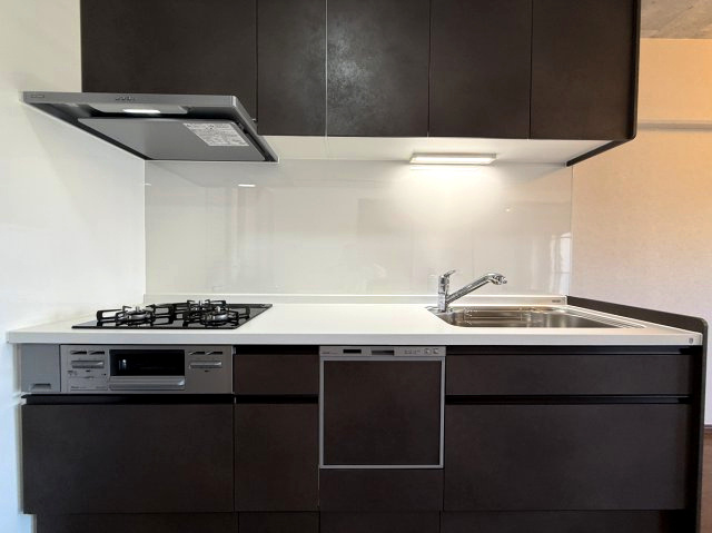 御影プライムハイツのキッチン|システムキッチン　食器洗浄乾燥機付、浄水機能付水栓、ガス三ツ口コンロ