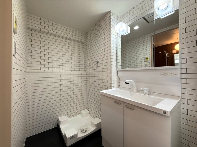 御影プライムハイツの独立洗面台|洗面化粧台取替済み（令和7年7月）
洗面室は白と黒のモノトーンでスタイリッシュな印象です。