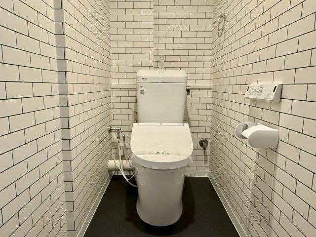 御影プライムハイツのトイレ|温水洗浄・保温機能付便座のトイレです。
扉からの奥行が空間のゆとりを感じます。
洗面所と同じく、白と黒のモノトーンでスタイリッシュな印象です。