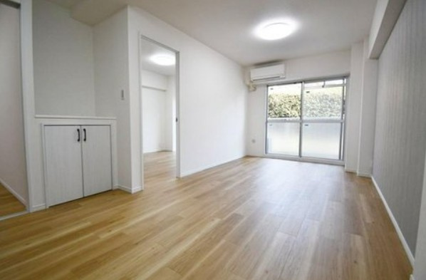 【中古マンション】若葉グリーンプラザ参番館の居間・リビング|13.5帖の明るいLDKです！