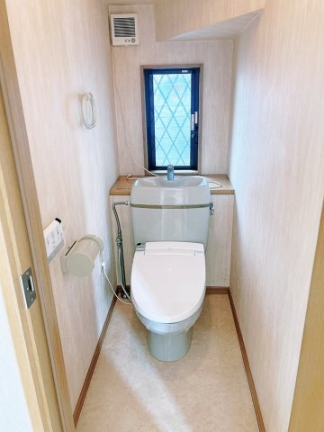 泉大津市北豊中　中古一戸建て住宅のトイレ