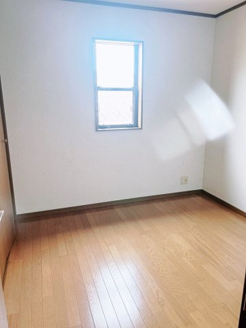 泉大津市北豊中　中古一戸建て住宅の洋室