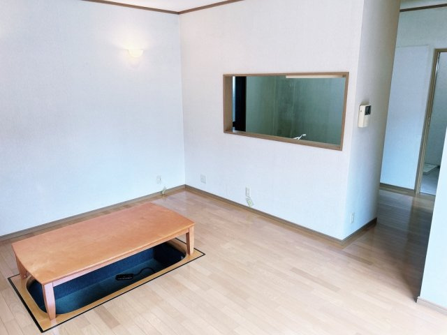 泉大津市北豊中　中古一戸建て住宅の居間・リビング