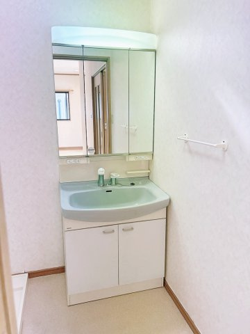 泉大津市北豊中　中古一戸建て住宅の独立洗面台