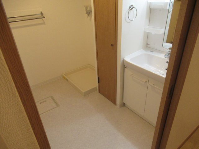 フレール新開地６丁目２ＬＤＫの洗面所|脱衣スペースもあります