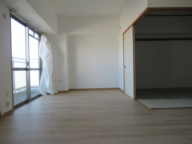 フレール新開地６丁目２ＬＤＫの居間・リビング|おしゃれな居間です