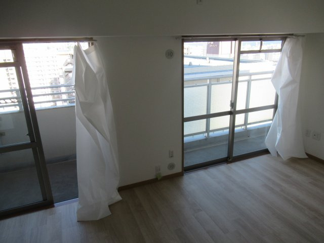 フレール新開地６丁目２ＬＤＫの居間・リビング|ゆったり過ごせるリビングです