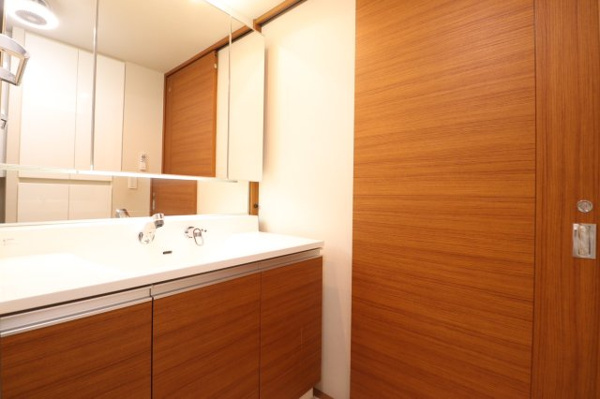 【独立洗面台】 | 【独立洗面台】三面鏡の裏には小物の収納スペースがあり、スッキリとお使いいただけます◎