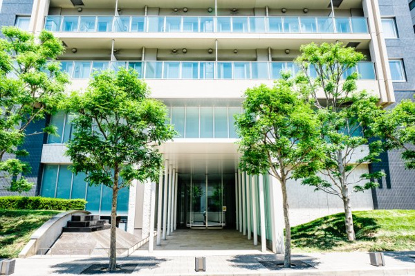  | 【エントランス外観】緑と水盤がきらめくエントランスアプローチ。清潔感あふれる外観です！