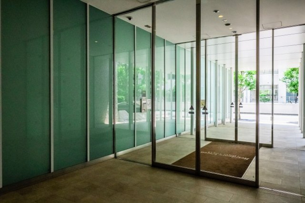 【エントランス】 | 【風除室】ガラス張りの洗練された空間デザイン。もちろん、オートロックです！強固なセキュリティで安心！