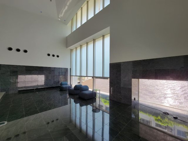 【エントランス】 | 【エントランスサロン】水底の洞窟をイメージしたエントランス周り。伸びやかな二層吹抜のサロンです！