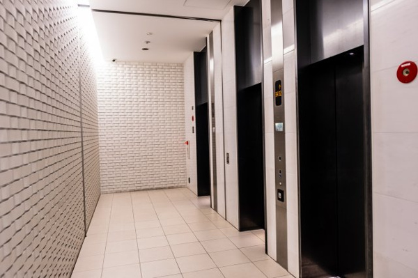 【その他共用部分】 | 【エレベーターホール】白を基調としたおしゃれな内装です。エレベーターは全部で3基ございます！