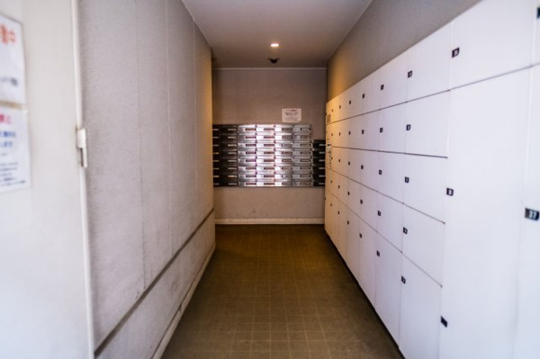 【設備】 | 【メールコーナー】シンプルで使い勝手の良い郵便受けです！宅配ボックスもございます。