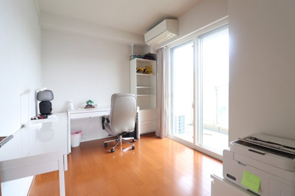 【洋室】 | 【洋室】約5.0帖の洋室！バルコニーに面しており日当たり良好◎