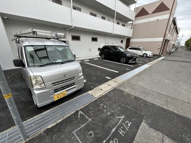 IMR BLD.の駐車場