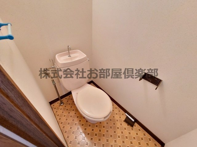 グリーンパーク国分 Bのトイレ|落ち着く白壁に茶色のフローリングです！