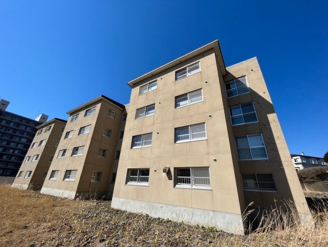 釧路市鶴ケ岱２丁目の賃貸マンションのエントランス