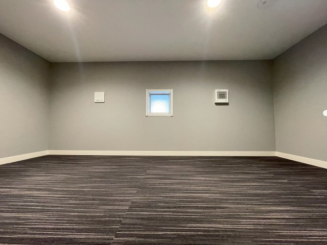 ミサワホーム施工のガレージ付平家住宅の収納|書斎横のロフトスペース