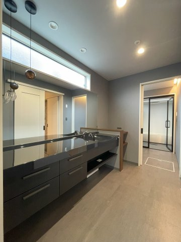 ミサワホーム施工のガレージ付平家住宅の独立洗面台