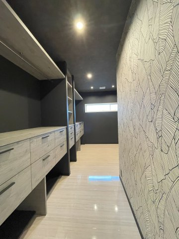 ミサワホーム施工のガレージ付平家住宅の収納|造り付け収納棚のある広々としたウォークインクロゼット