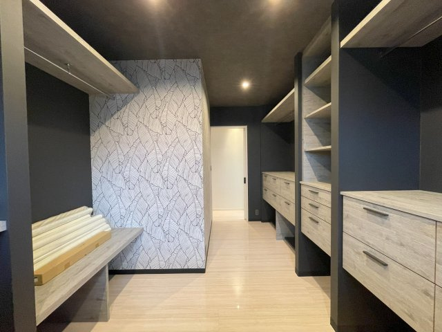 ミサワホーム施工のガレージ付平家住宅の収納|造り付け収納棚のある広々としたウォークインクロゼット