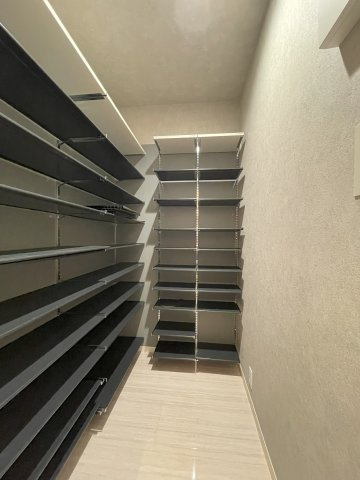 ミサワホーム施工のガレージ付平家住宅の収納|シューズクローク