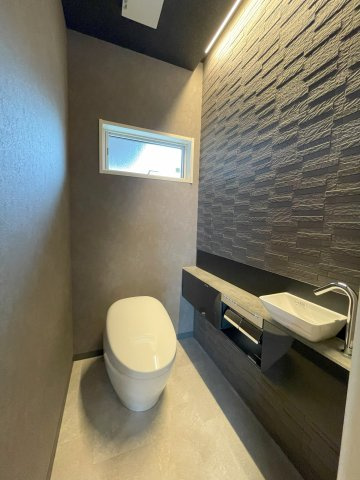 ミサワホーム施工のガレージ付平家住宅のトイレ