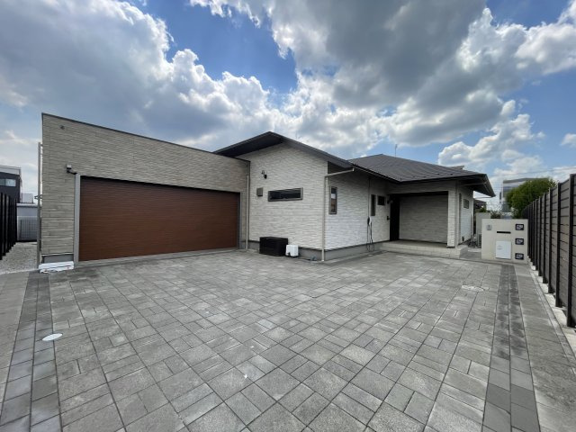 ミサワホーム施工のガレージ付平家住宅