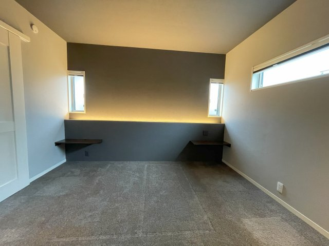 ミサワホーム施工のガレージ付平家住宅の寝室