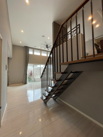 ミサワホーム施工のガレージ付平家住宅の居間・リビング