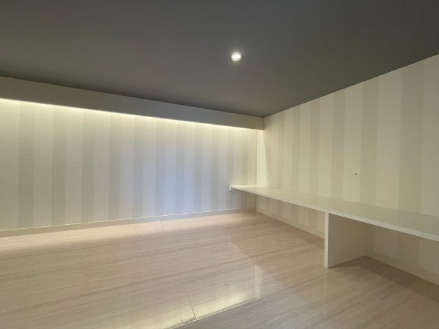 ミサワホーム施工のガレージ付平家住宅の収納|書斎下の収納スペース