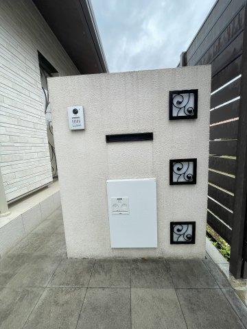 ミサワホーム施工のガレージ付平家住宅のセキュリティ|TVモニター付インターホン　宅配BOXも設置されております。