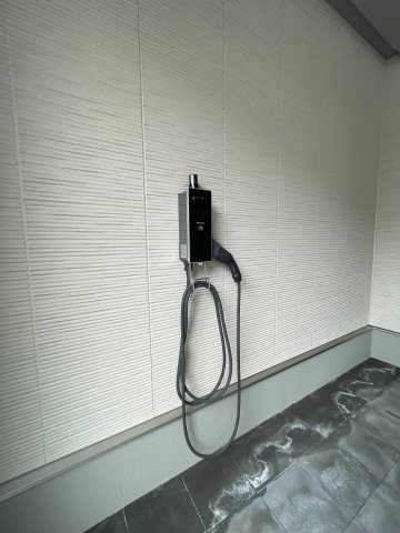 ミサワホーム施工のガレージ付平家住宅の設備|電気自動車充電器