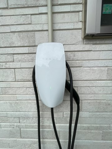 ミサワホーム施工のガレージ付平家住宅の設備|電気自動車充電器