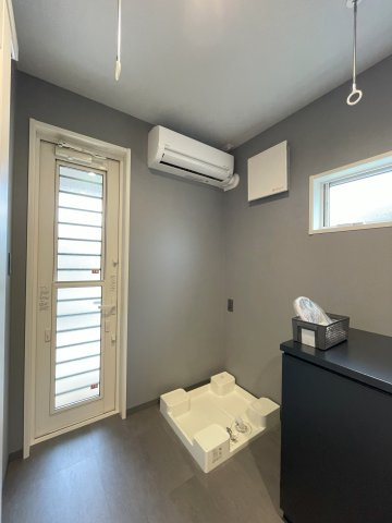 ミサワホーム施工のガレージ付平家住宅のランドリースペース