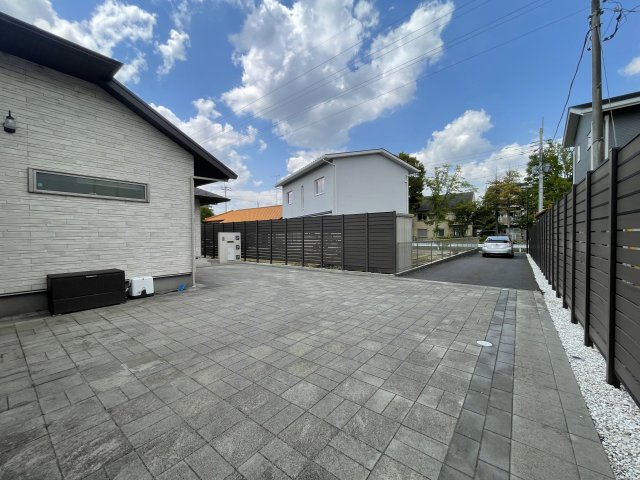 ミサワホーム施工のガレージ付平家住宅の前面道路含む現地写真