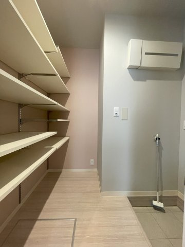 ミサワホーム施工のガレージ付平家住宅の収納|キッチン横のパントリー